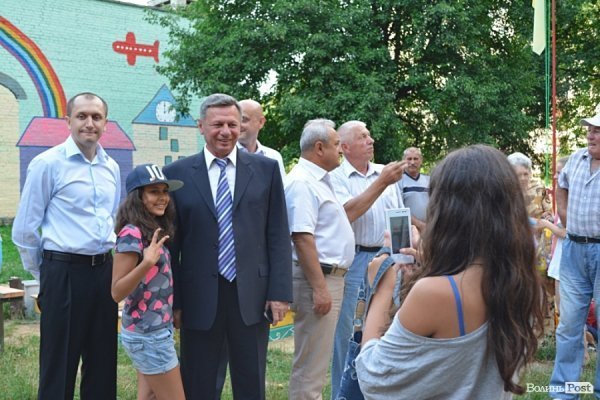 У Луцьку відремонтували тротуари, а в дворах залишили діри в асфальті. ФОТО