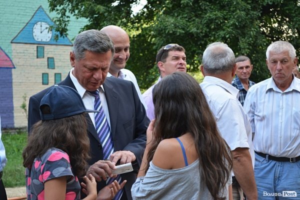 У Луцьку відремонтували тротуари, а в дворах залишили діри в асфальті. ФОТО