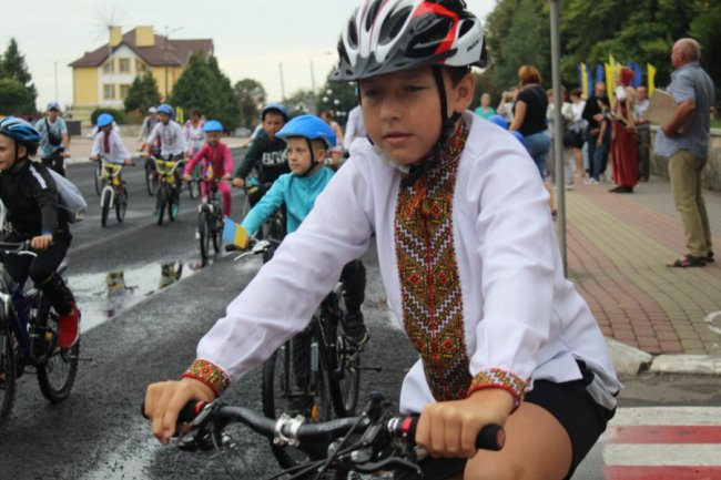 У Нововолинську організували велопробіг у вишиванках. ФОТО