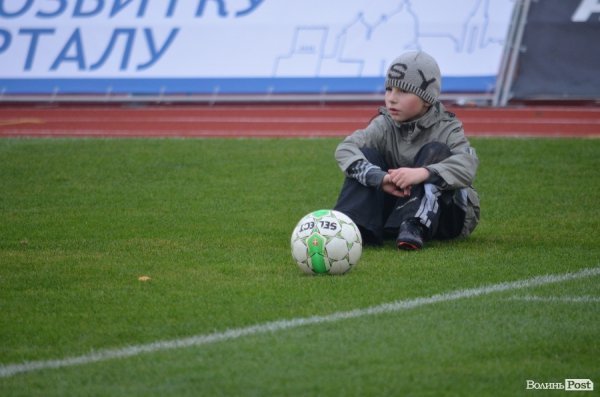  Маленькі лучани тренувались на одному полі з відомими футболістами. ФОТО