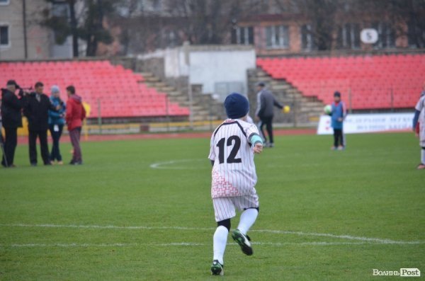  Маленькі лучани тренувались на одному полі з відомими футболістами. ФОТО