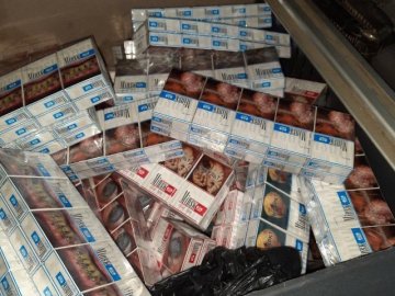 На волинській митниці у фурі знайшли контрабандні сигарети з Білорусі. ФОТО