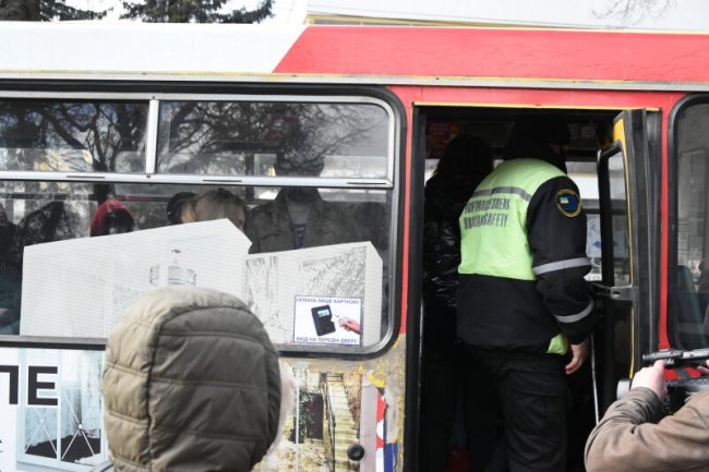 У луцьких маршрутках ловлять пасажирів, які платять готівкою. ФОТО 