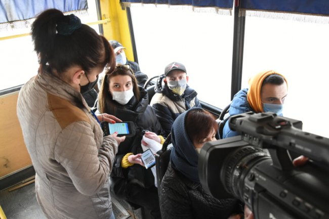 У луцьких маршрутках ловлять пасажирів, які платять готівкою. ФОТО 