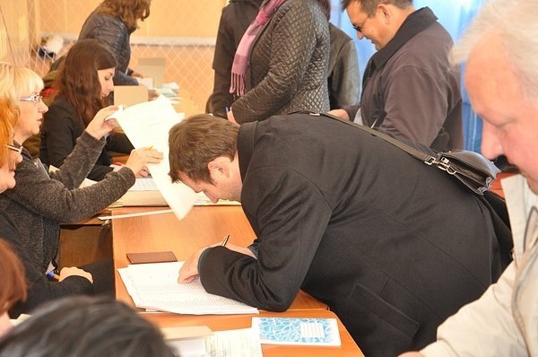 Мер Луцька прийшов на виборчу дільницю разом із дружиною. ФОТО. ДОПОВНЕНО