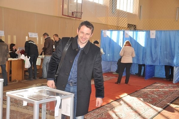 Мер Луцька прийшов на виборчу дільницю разом із дружиною. ФОТО. ДОПОВНЕНО