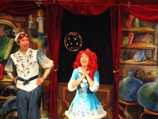 Шоу мильних бульбашок в Луцьку. ФОТО