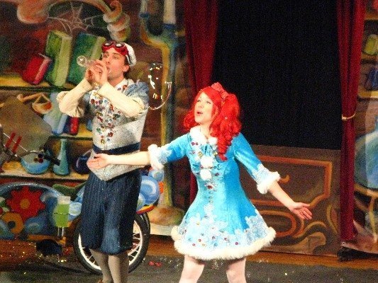 Шоу мильних бульбашок в Луцьку. ФОТО