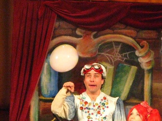 Шоу мильних бульбашок в Луцьку. ФОТО