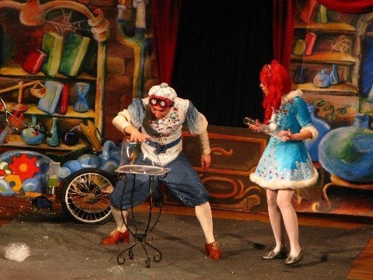 Шоу мильних бульбашок в Луцьку. ФОТО