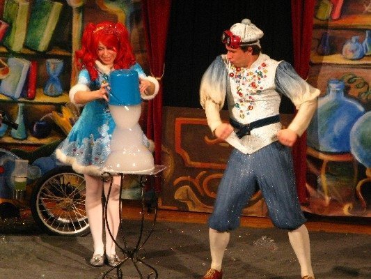 Шоу мильних бульбашок в Луцьку. ФОТО