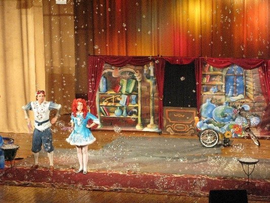 Шоу мильних бульбашок в Луцьку. ФОТО