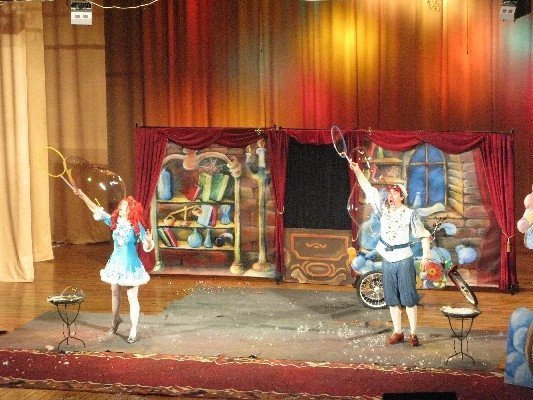 Шоу мильних бульбашок в Луцьку. ФОТО