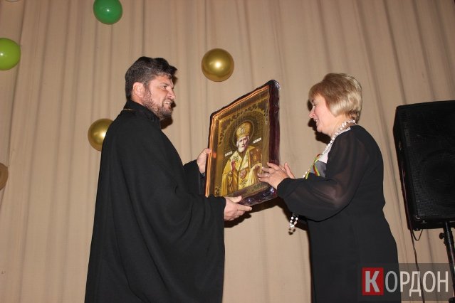 З танцями, хором і священником: школа на Волині весело «відгуляла» 90-річний ювілей. ФОТО