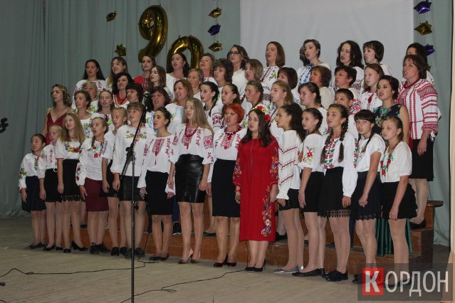 З танцями, хором і священником: школа на Волині весело «відгуляла» 90-річний ювілей. ФОТО