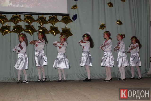 З танцями, хором і священником: школа на Волині весело «відгуляла» 90-річний ювілей. ФОТО