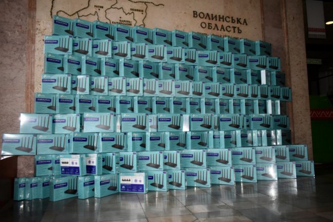 Волинським школам передали роутери для інтернету в укриттях