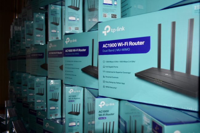 Волинським школам передали роутери для інтернету в укриттях