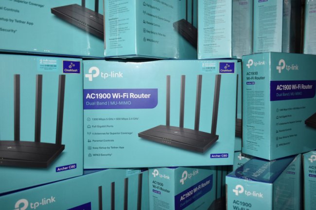 Волинським школам передали роутери для інтернету в укриттях