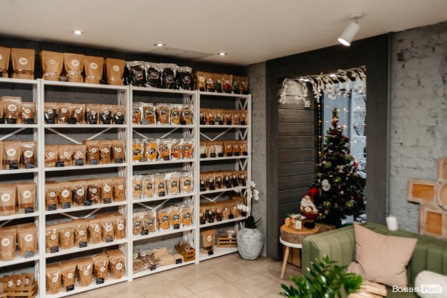 Час небанальних і красивих подарунків: де у Луцьку купити набори із корисних смаколиків*