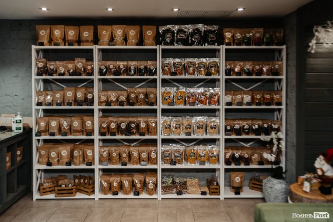 Час небанальних і красивих подарунків: де у Луцьку купити набори із корисних смаколиків*