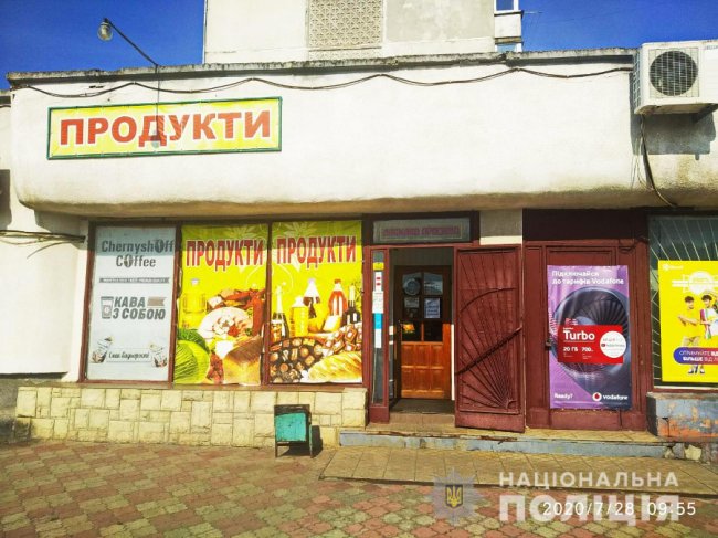 У місті на Волині злодій розбив вітрину магазину та вкрав звідти гроші і сигарети
