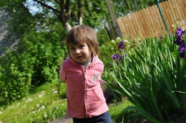 Маленька Маруська на дачі - ну як її можна було не сфотографувати (дачний масив Веснянка). Червень 2011 року. Автор Юлія Антонюк