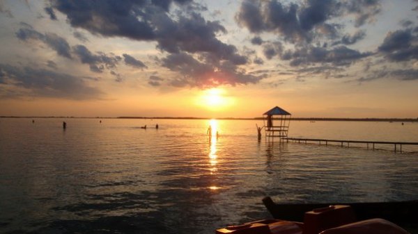 Захід сонця на осезі Світязь кожен раз викликає інші відчуття, але завжди приємні. Липень 2010 року. Автор Юлія Антонюк