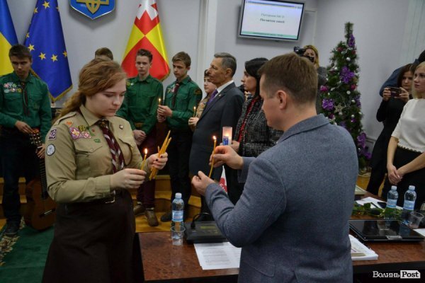 Луцькій міській раді передали Вифлеємський вогонь 