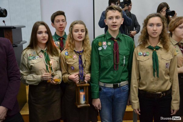 Луцькій міській раді передали Вифлеємський вогонь 