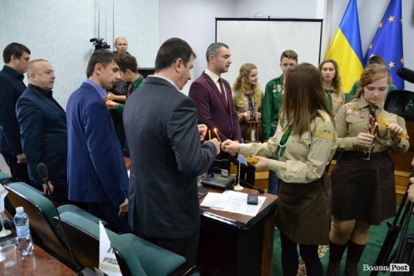 Луцькій міській раді передали Вифлеємський вогонь 