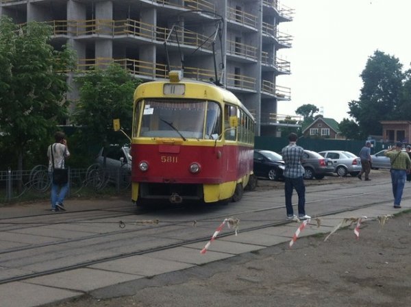 У Києві трамвай зійшов із рейок і пошкодив автомобілі. ФОТО