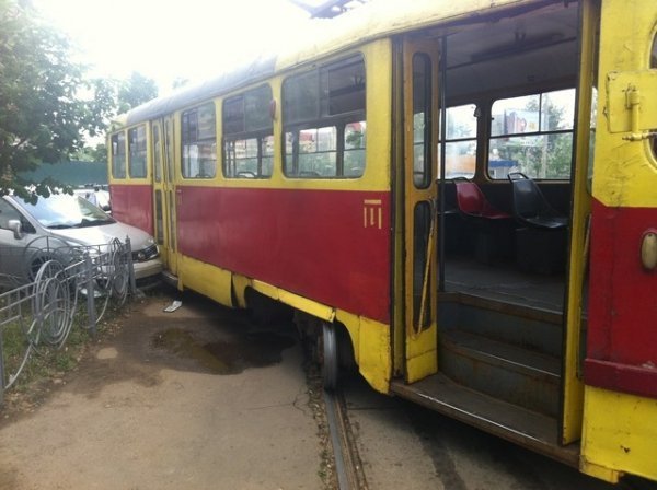 У Києві трамвай зійшов із рейок і пошкодив автомобілі. ФОТО