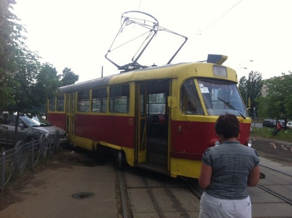 У Києві трамвай зійшов із рейок і пошкодив автомобілі. ФОТО