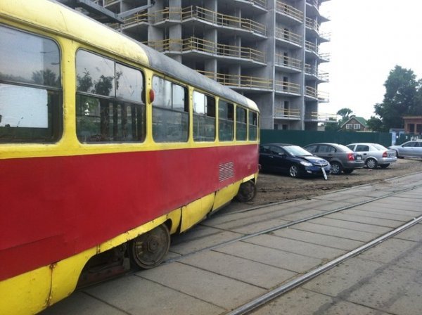 У Києві трамвай зійшов із рейок і пошкодив автомобілі. ФОТО