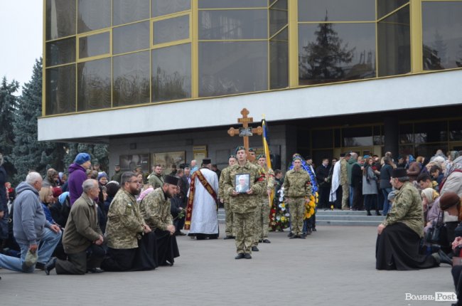 «Він захищав не лише свою сім‘ю»: у Луцьку попрощалися з Героєм. ФОТОРЕПОРТАЖ