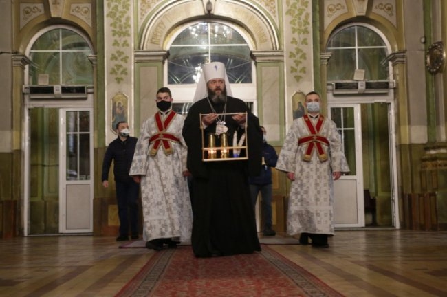 Як у Свято-Троїцькому соборі вночі освячували паски. ФОТО