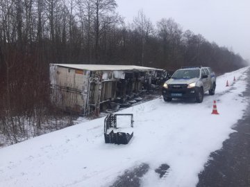 На Волині через ожеледицю перевернулася фура. ФОТО