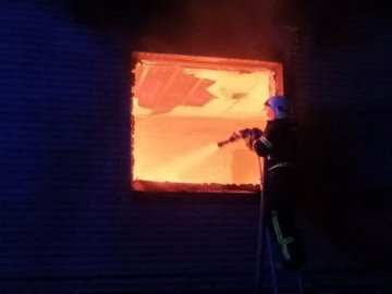 На Волині пожежники врятували з палаючої квартири трьох людей. ФОТО