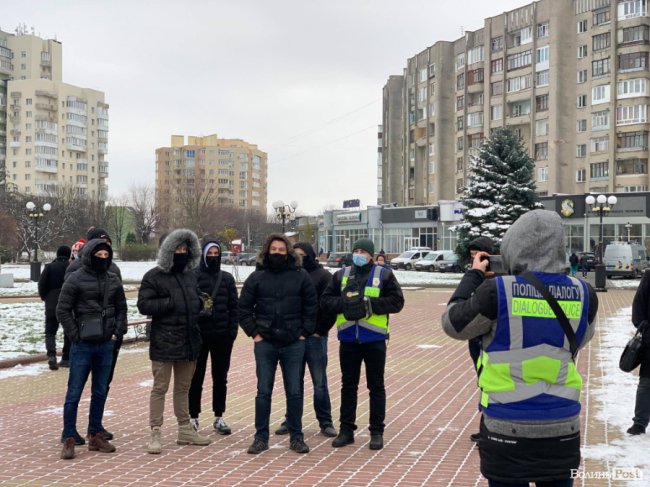 Під Волинську ОДА привели козу і «прощальний» оркестр. ФОТО
