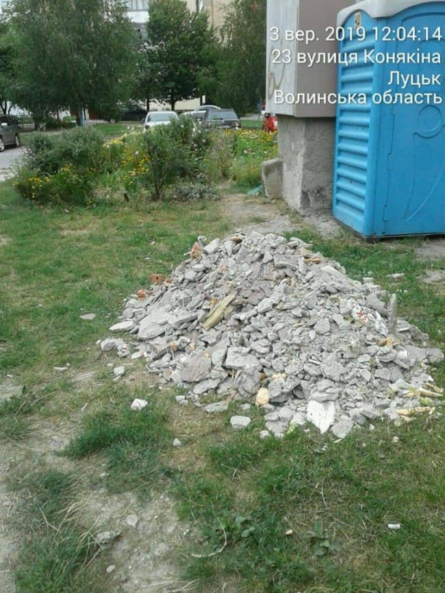 У Луцьку мешканці багатоповерхівок закидали двори будівельним сміттям. ФОТО