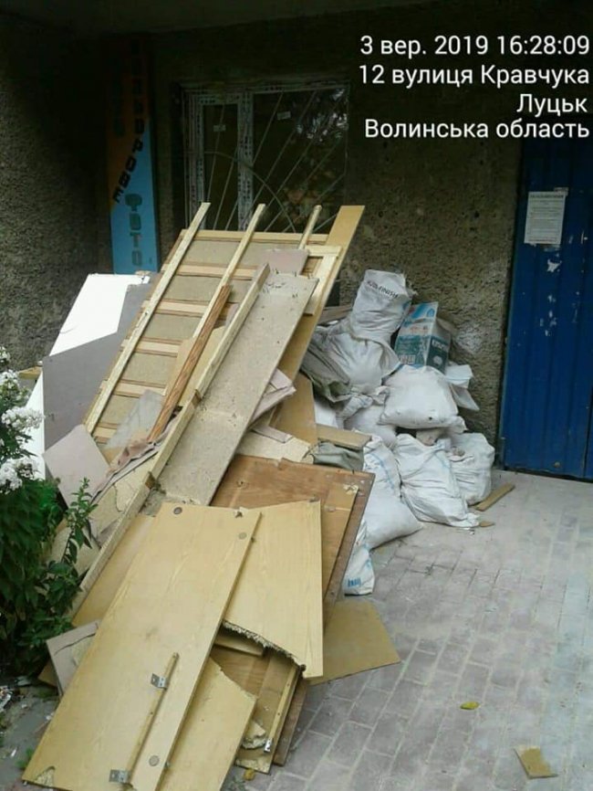 У Луцьку мешканці багатоповерхівок закидали двори будівельним сміттям. ФОТО