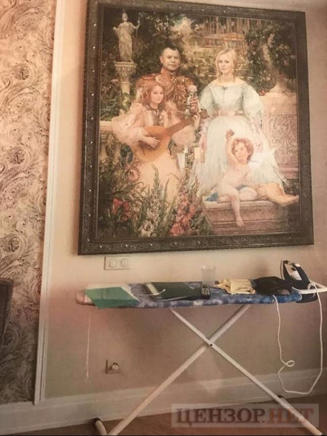 Злитки золота, ікони та купа готівки: на Харківщині обшукали екс-податківця