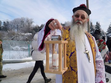 У Володимир привезли Вифлеємський вогонь миру: його передадуть військовим. ФОТО