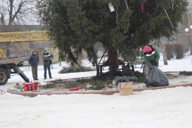 Головну ялинку Нововолинська демонтували. ФОТО