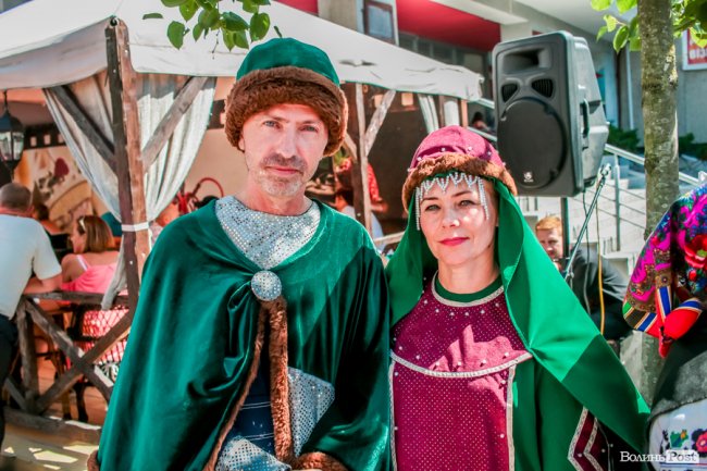 Народні розваги і море людей: в центрі Луцька «гуляє» етнофестиваль. ФОТО 