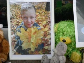 На Київщині прощаються з 5-річним хлопчиком, якому вистрілили в голову поліцейські. ВІДЕО