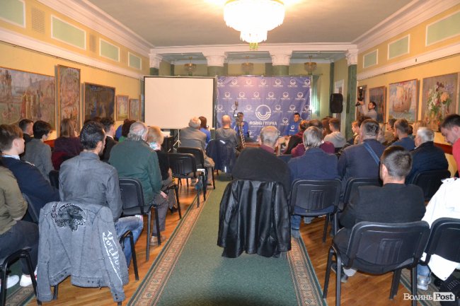 На «Файній гутірці» говорили про політику та співали