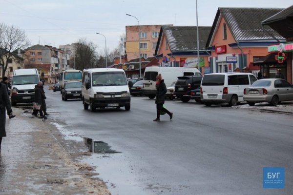 Після скандального ремонту на вулиці у Володимирі відсутня розмітка і знаки