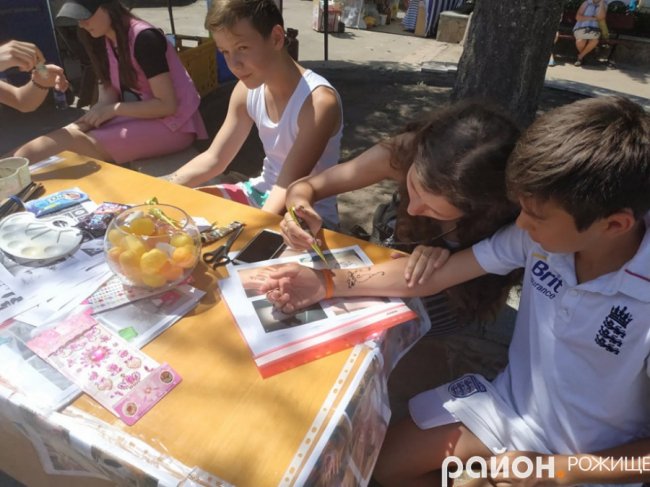 На Волині діти вирішили самостійно і оригінально заробити на ремонт класу. ФОТО